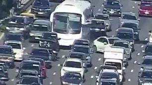 Impresionante accidente en la General Paz: un micro embistió a nueve autos y dejó un herido