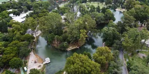 La municipalidad completó la primera limpieza de la laguna del Parque Sarmiento