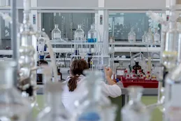 La Anmat suspendió a dos laboratorios nacionales por incumplir normas de calidad