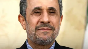 Ante los rumores de muerte en Teherán, Ahmadinejad reapareció en un lugar seguro y bajo custodia militar