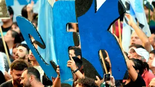 Galería de Fotos: la salida y los saludos de Cristina Kirchner rumbo a su declaración por la causa Cuadernos