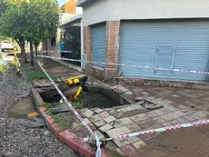 Córdoba: un socavón "tragó" un semáforo en barrio Pueyrredón