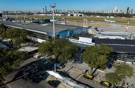 Un avión de Aerolíneas Argentinas aterrizó de emergencia y Aeroparque quedó inoperable