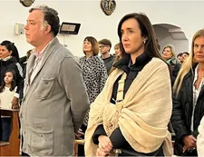 Victoria Villarruel pasó las Pascuas en Calamuchita: las fotos en una parroquia de Villa Rumipal