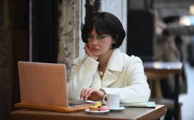 En Planners el glamour no causa gracia y una serie elegante se vuelve aburrida