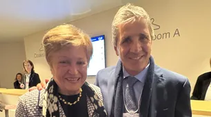 Luis Caputo se cruzó con Kristalina Georgieva en Davos, y la titular del FMI le elogió la "acumulación de reservas"