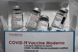 Titulares de Pfizer y Moderna difieren sobre cuarta vacuna contra el COIVD-19