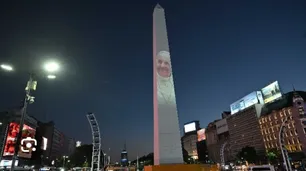 Muerte del Papa Francisco: el Obelisco, la Torre Eiffel y la catedral de Notre Dame, rinden homenaje al pontífice argentino