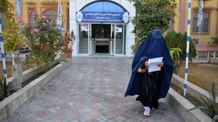 Afganistán: talibanes armados impidieron a las mujeres ingresar a las universidades