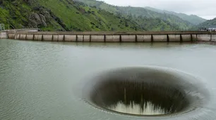 Por qué reapareció el "Agujero de la Gloria" en un embalse de California