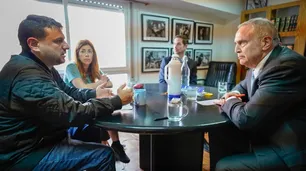 Grabois le puso condiciones a Mark Stanley para reunirse y el embajador le devolvió el gesto con un termo