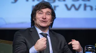 Milei publicó una columna en The Economist después de que el medio lo catalogara como “un riesgo para la democracia"