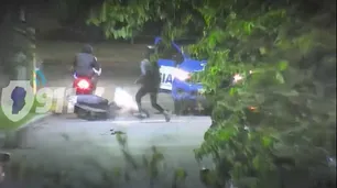 Video: un motochorro hizo una "willy" mientras escapaba de la Policía, se estrelló y lo detuvieron