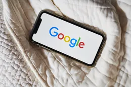 Google quiere escuchar tus conversaciones, pero primero preguntará
