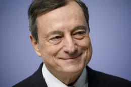 Acciones de EEUU caen desde su máximo histórico, mientras Draghi sacude el euro
