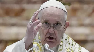 En la homilía pascual, Francisco llamó a "silenciar las armas y compartir las vacunas"