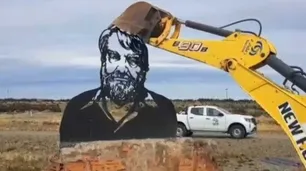 El sindicato de trabajadores de Vialidad nacional pidió perdón por destruir el monumento a Osvaldo Bayer