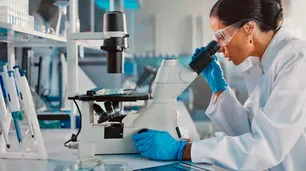 El empleo de las mujeres mucho más expuesto a la IA generativa, según nuevo informe de la OIT