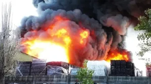 Continúa el incendio en una fábrica de plásticos en General Pacheco