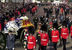 Organizan un funeral de reina y fiestas por la muerte de Thatcher