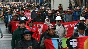 Contra las cuerdas y rodeado de piquetes, el Gobierno boliviano convoca de urgencia a los campesinos para frenar el caos