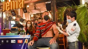 Israel: un hijo de argentinos abrió su bar para convertirlo en un centro de vacunación
