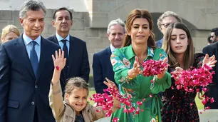 Antes del inicio de clases, Awada llevó a sus hijas a la gira por Asia