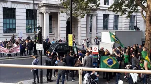 Partidarios de Haddad y Bolsonaro se cruzaron en la embajada brasileña en Londres