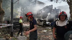 Terrible explosión e incendio por un escape de gas en Villa Devoto: hubo un muerto y un herido grave