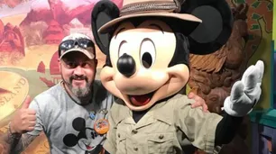 El cordobés que se hizo famoso por fabricar la máscara de Mickey Mouse "más fea del mundo"