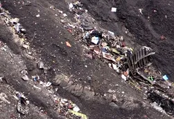 Uno de los pilotos del Airbus 320 habría salido de la cabina antes del choque