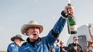 Estados Unidos cambia los requisitos para ser astronauta y Jeff Bezos se quedaría sin sus “alas espaciales”