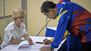 Maduro votó a primera hora en Caracas: "Reconozco al árbitro electoral y haré que se respeten los resultados"