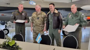 Luis Petri y Javier Milei firmaron la compra de 24 aviones a Dinamarca: "Volvemos a tener fuerzas del cielo que nos protejan"