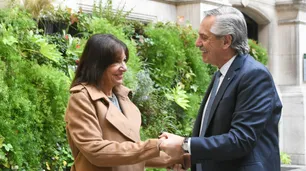 Alberto Fernández se reunió con la alcaldesa de París y sigue viaje a Indonesia