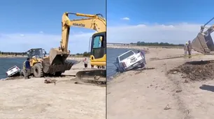¿Qué hacían ahí?: Móvil policial fue rescatado por una excavadora a la orilla del río