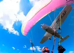Una parapentista fue embestida por una avioneta en pleno vuelo y sobrevivió
