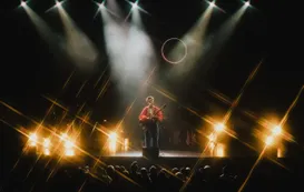 Jacob Collier en Buenos Aires: ovaciones, coros multitudinarios y un homenaje a Gardel y Piazzolla