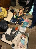 Cayó un "instructor" de pedófilos con más de 100 mil archivos de abusos: tenía una colección de muñecos hiperrealistas