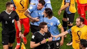 El VAR nos gana por goleada, pero Edinson Cavani nos vengó a todos los futboleros
