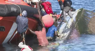 Volcó una balsa con migrantes en las Islas Canarias: hay siete muertos y un bebé desaparecido