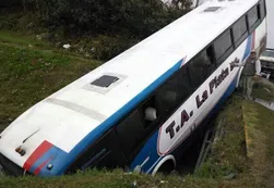 Un colectivo cayó en una zanja: 4 heridos