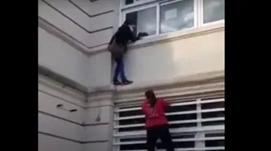 Video: una mujer trató de colarse por la ventana del Hospital Muñiz para ver a un familiar con coronavirus