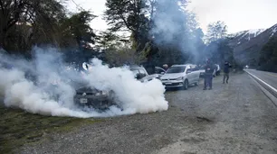 Ceremonia entre gases lacrimógenos: Mapuches denunciaron nuevamente ataques de la policía en Villa Mascardi