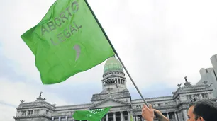 Debate por el aborto: lanzan una campaña a la caza de los indecisos
