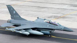 La primera tanda de seis aviones F-16 de la Fuerza Aérea comprados a Dinamarca, vuela hacia Argentina