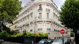 Tapizados rojos y baños de mármol: así era el lujoso departamento de Jeffrey Epstein en París