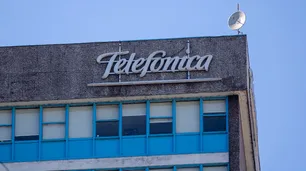 Hombre más rico de España duplica inversión en una filial de Telefónica