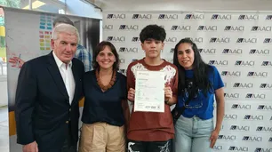 Primer exámen Cambridge en el proyecto de clases de inglés en el Barrio Padre Mugica: Santiago Ateiro hace historia con AACI