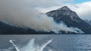 Incendio forestal en el Parque Nahuel Huapi: cerraron senderos y circuitos "por extremas razones de seguridad"